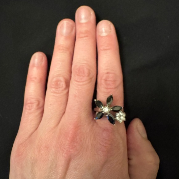 Onyx & Silver Floral Ring - Picture 3 of 3